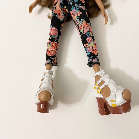 Bratz Yasmin Doll Flaws - Picture 4 of 14